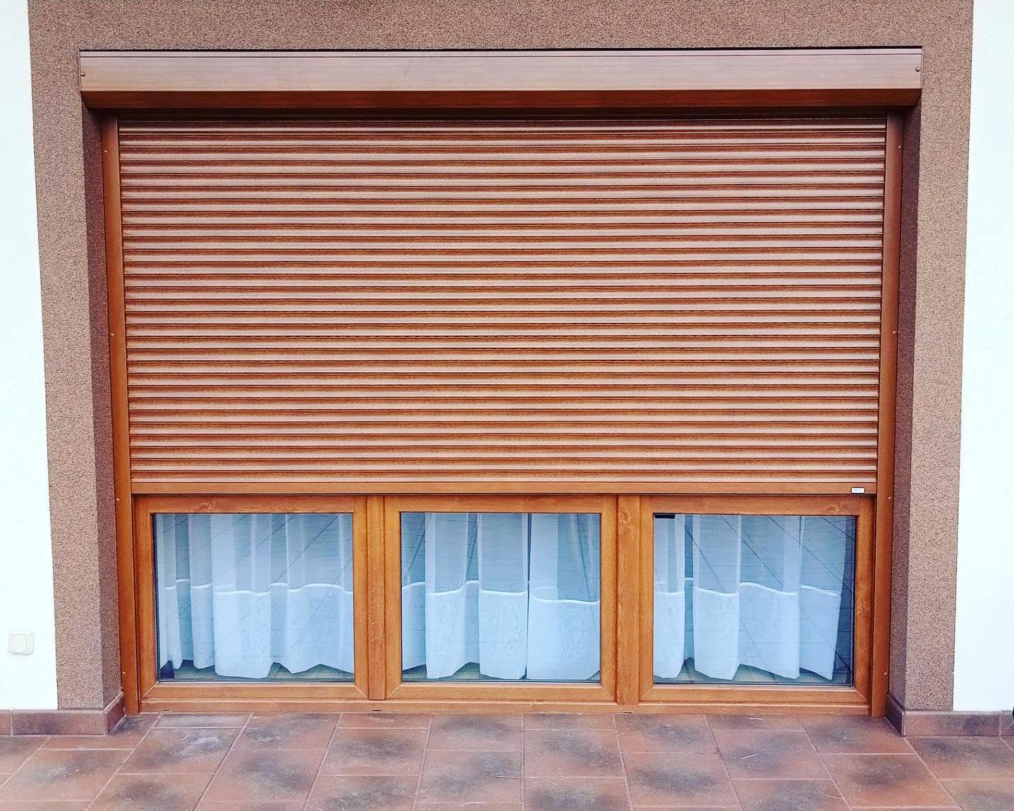 Montaż rolet zewnętrznych na fasadzie domu jednorodzinnego