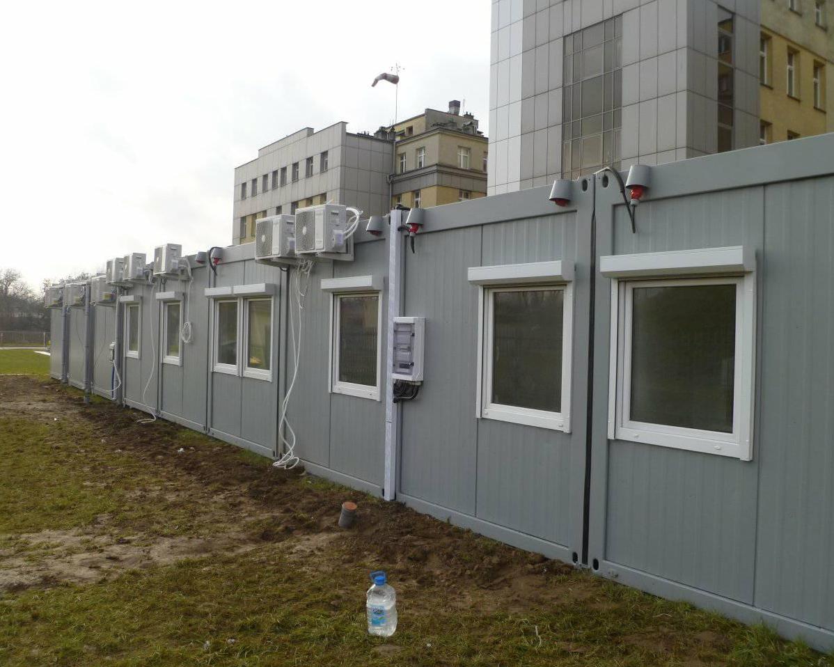 Nowoczesne rolety natynkowe na dużym oknie salonu