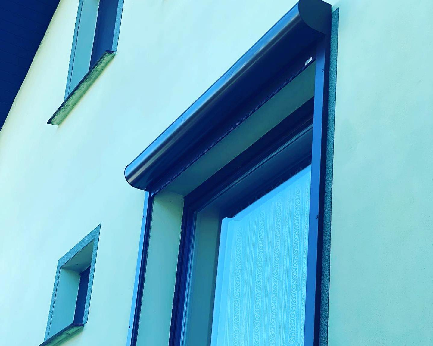 Żaluzje na okno w biurze korporacyjnym