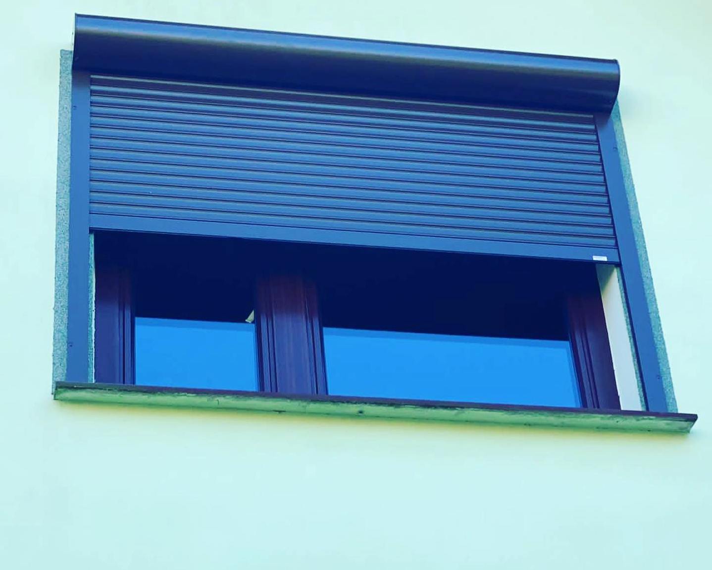 Eleganckie żaluzje okienne w nowoczesnym apartamencie