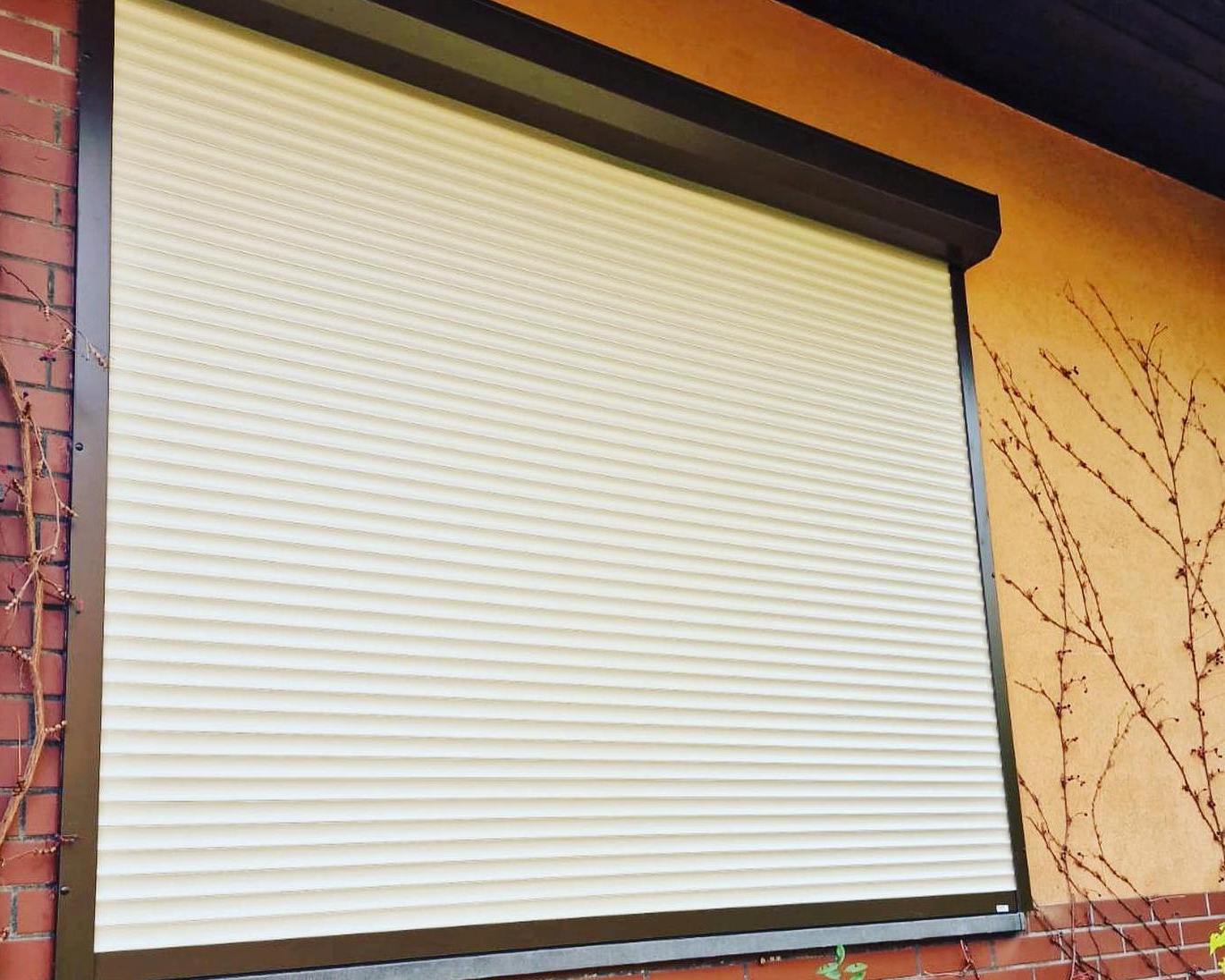 Instalacja rolet zewnętrznych na budynku mieszkalnym