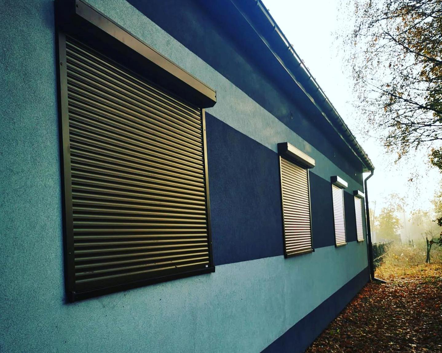 Rolety podtynkowe w eleganckim domu zewnętrznym