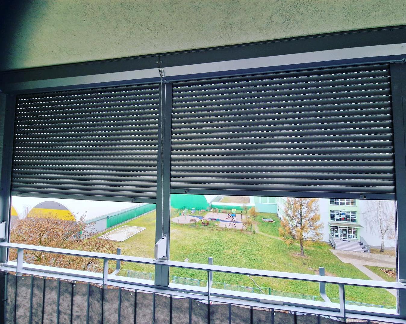 Żaluzje na okno zewnętrzne w przestrzeni komercyjnej