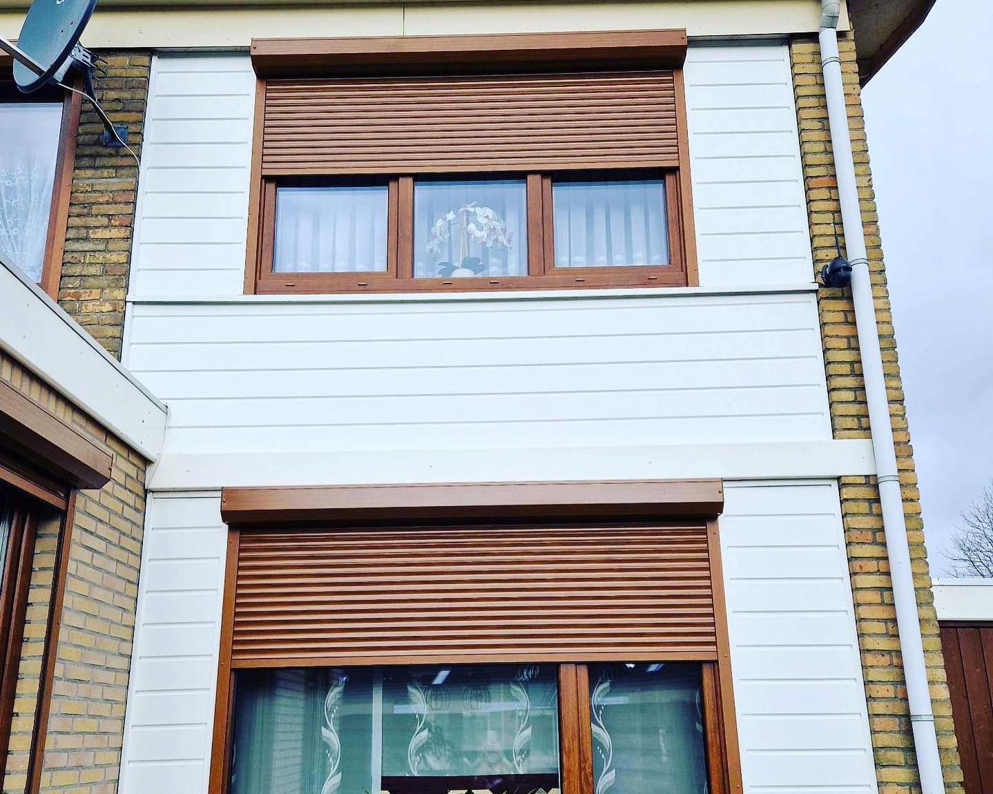 Rolety podtynkowe w nowoczesnym biurowcu