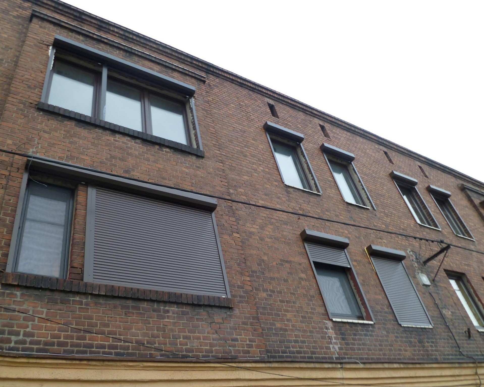 Żaluzje na okno w stylu minimalistycznym