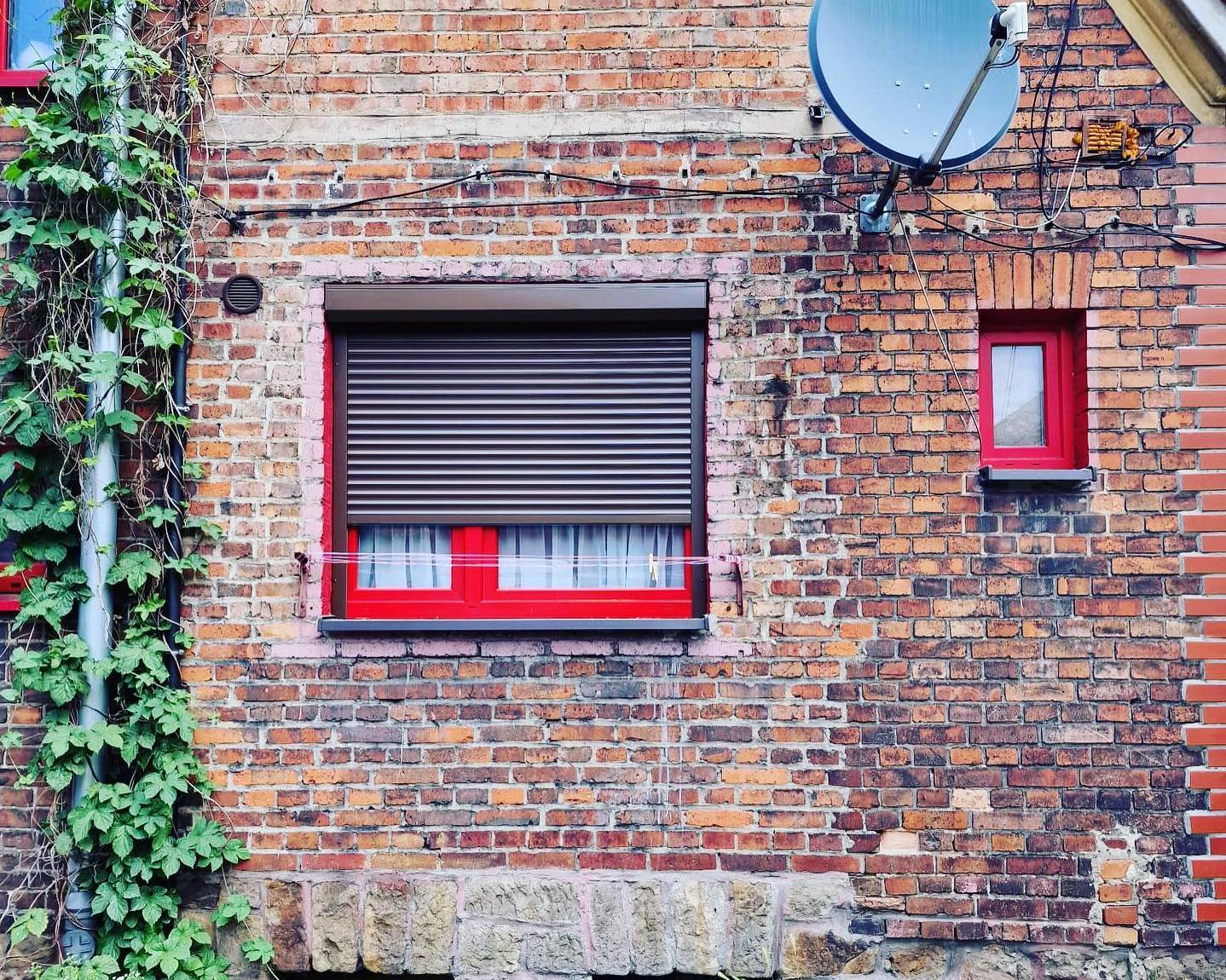 Rolety natynkowe na dużym oknie panoramicznym