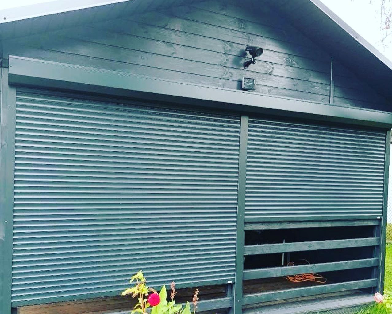 Żaluzje na okno w przestrzeni biurowej