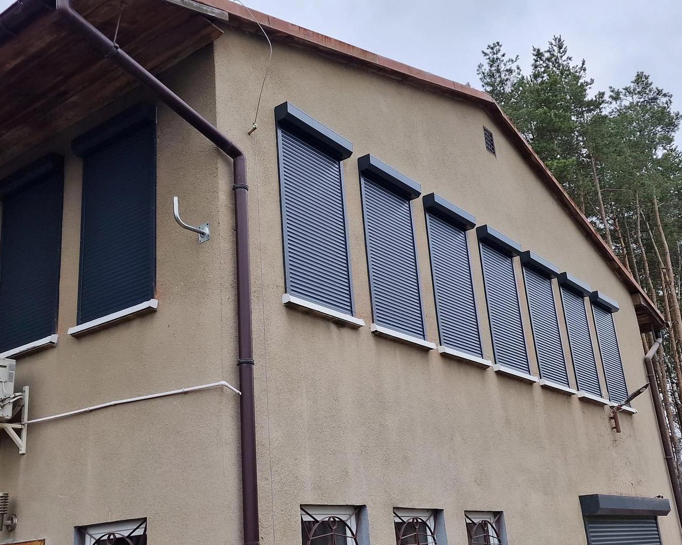 Żaluzje okienne z drewna w nowoczesnym wnętrzu