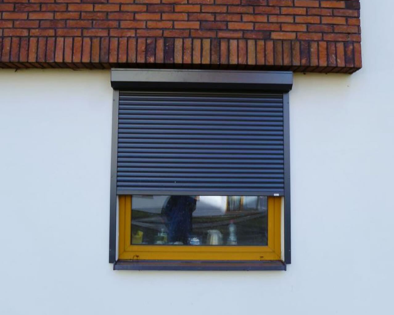 Montaż rolet zewnętrznych na elewacji budynku