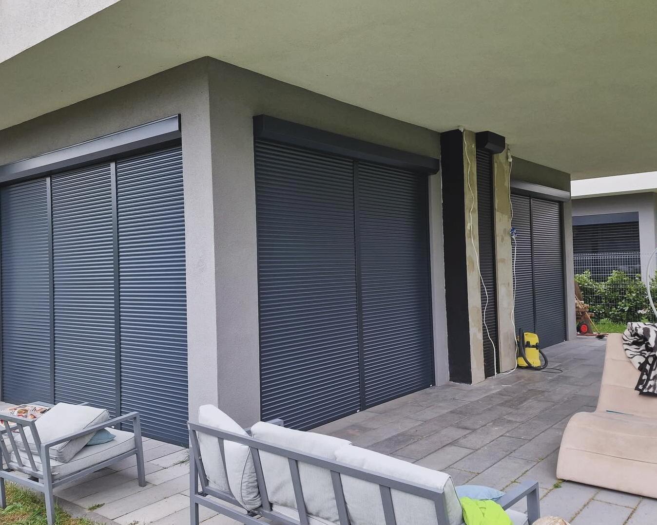 Detale rolet natynkowych na oknie tarasowym