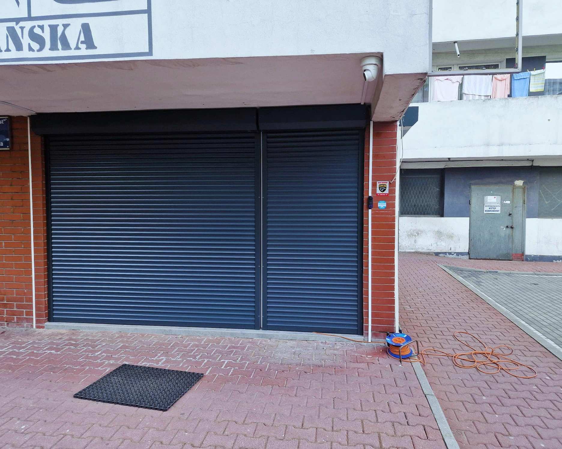 Rolety podtynkowe w eleganckim domu z dużymi oknami