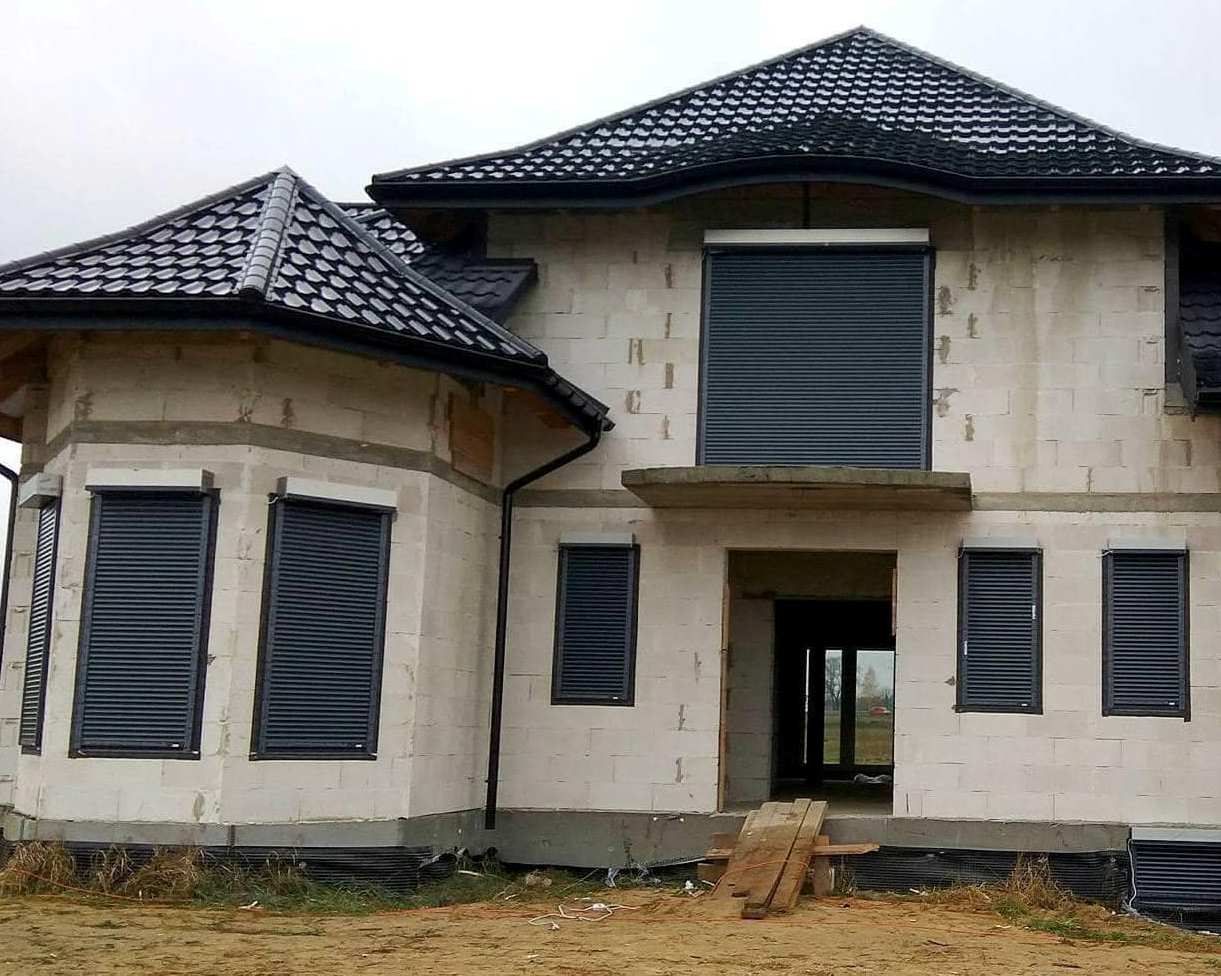 Żaluzje na okno w nowoczesnym biurze