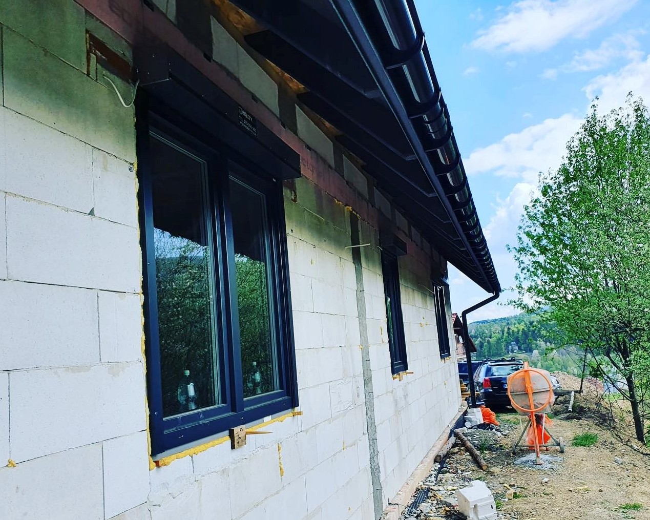 Instalacja rolet natynkowych na dużym oknie