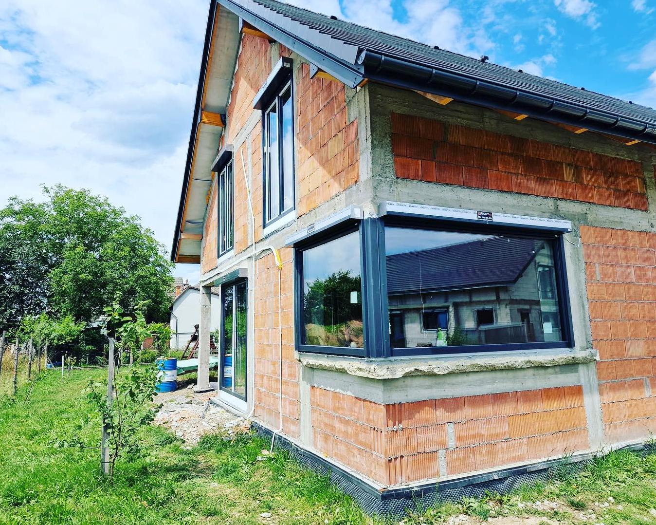 Żaluzje na okno w przestrzeni mieszkalnej