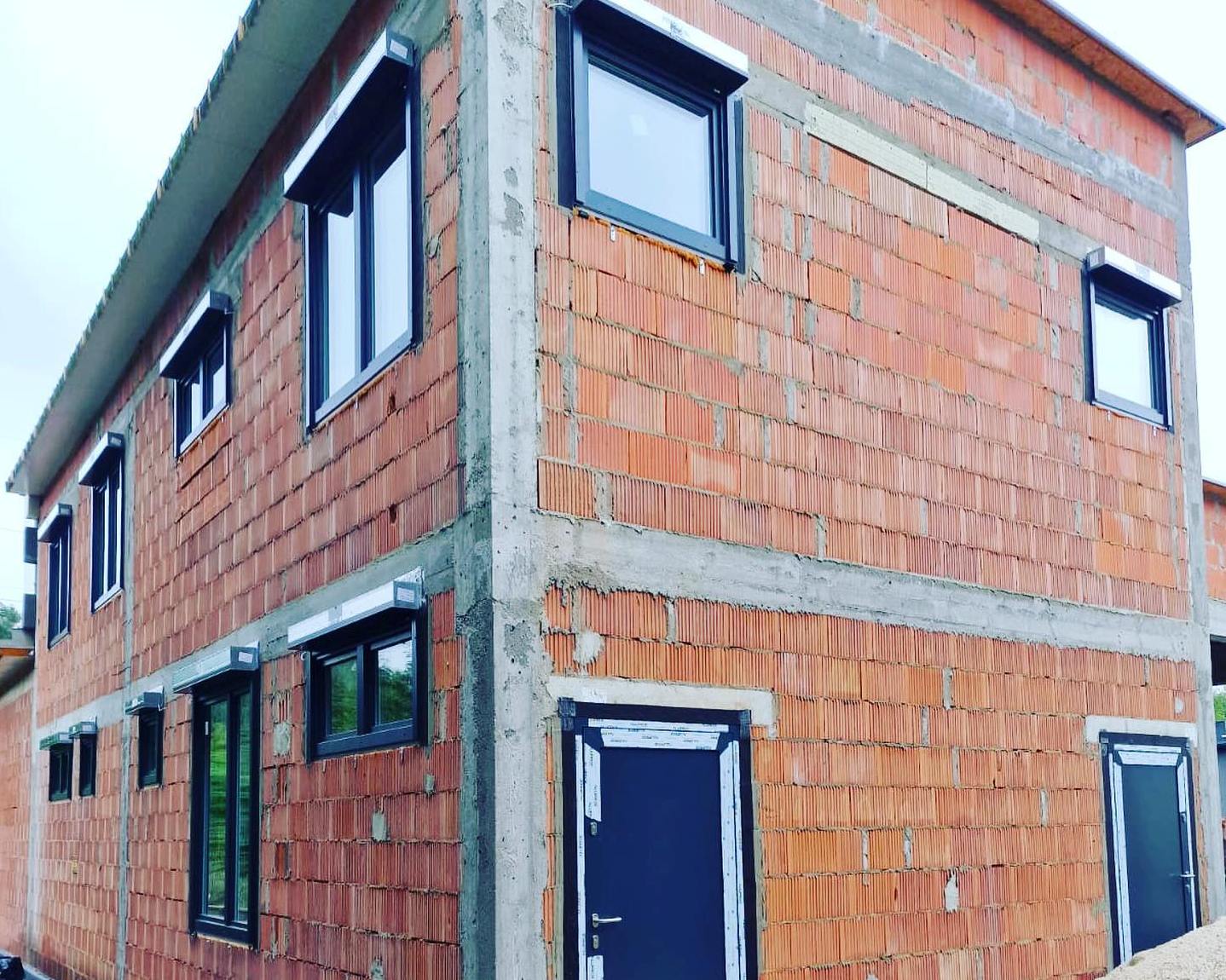 Montaż rolet zewnętrznych na elewacji nowoczesnego domu