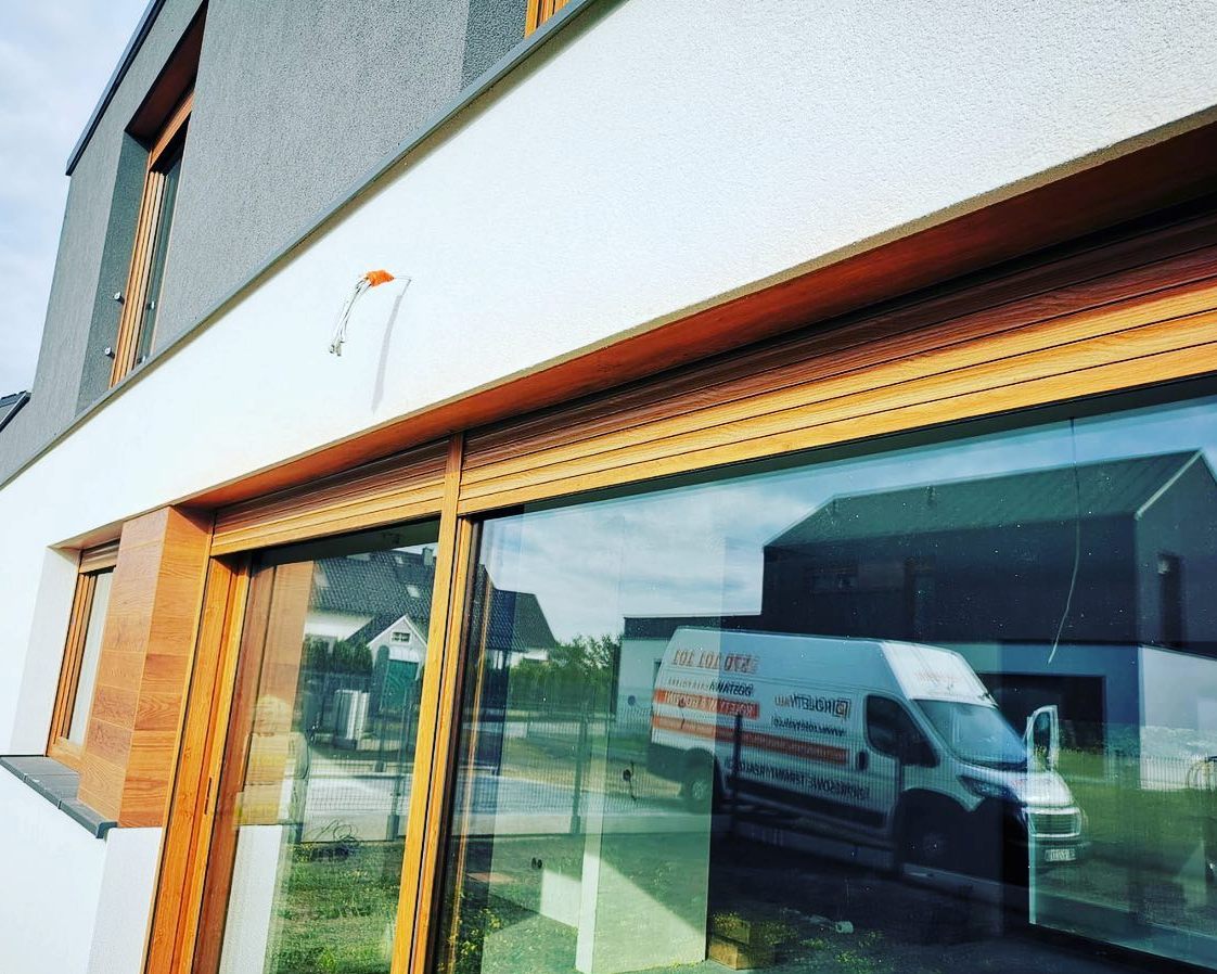 Żaluzje na okno w przestrzeni komercyjnej