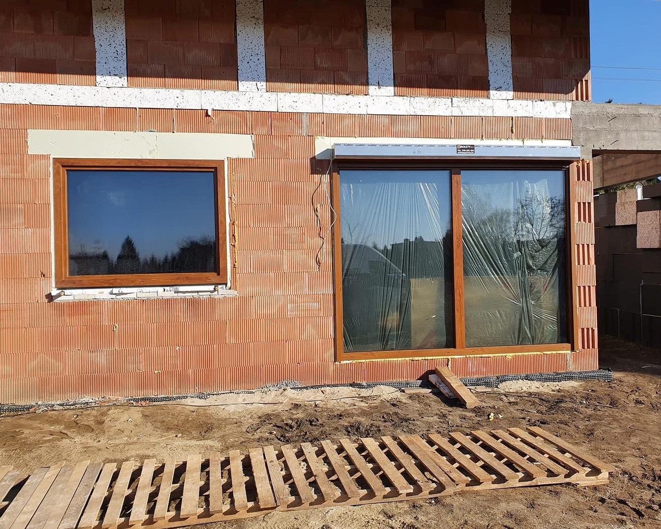 Żaluzje okienne z drewnianymi lamelami