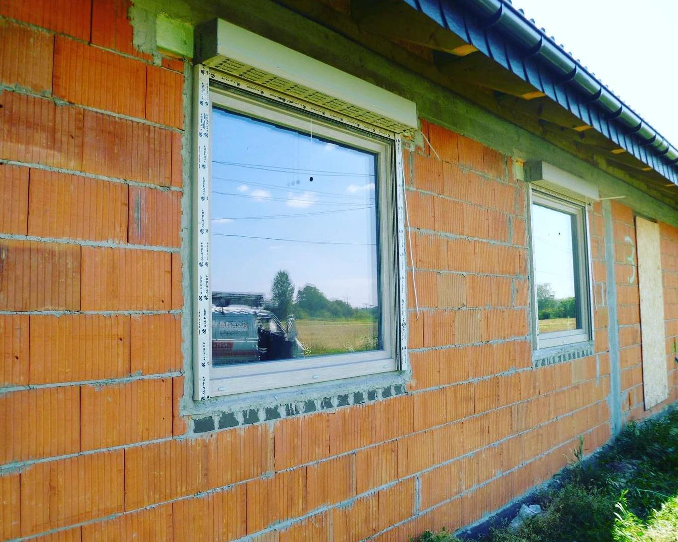 Instalacja rolet zewnętrznych na fasadzie budynku