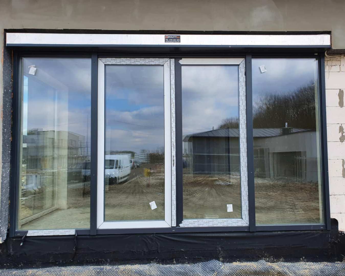 Detale rolet natynkowych na dużym oknie