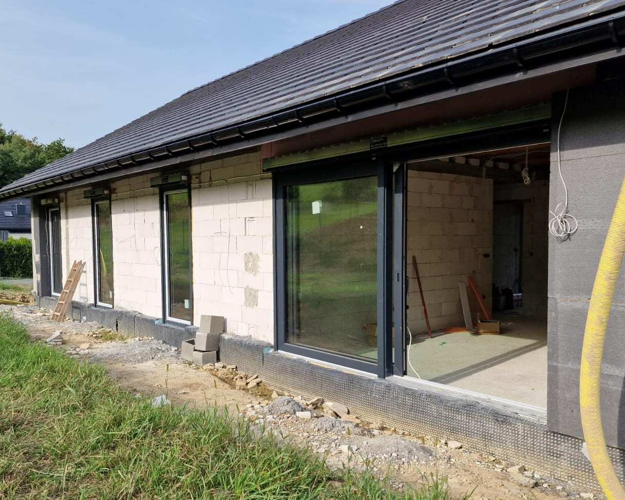 Rolety podtynkowe w nowoczesnym biurze