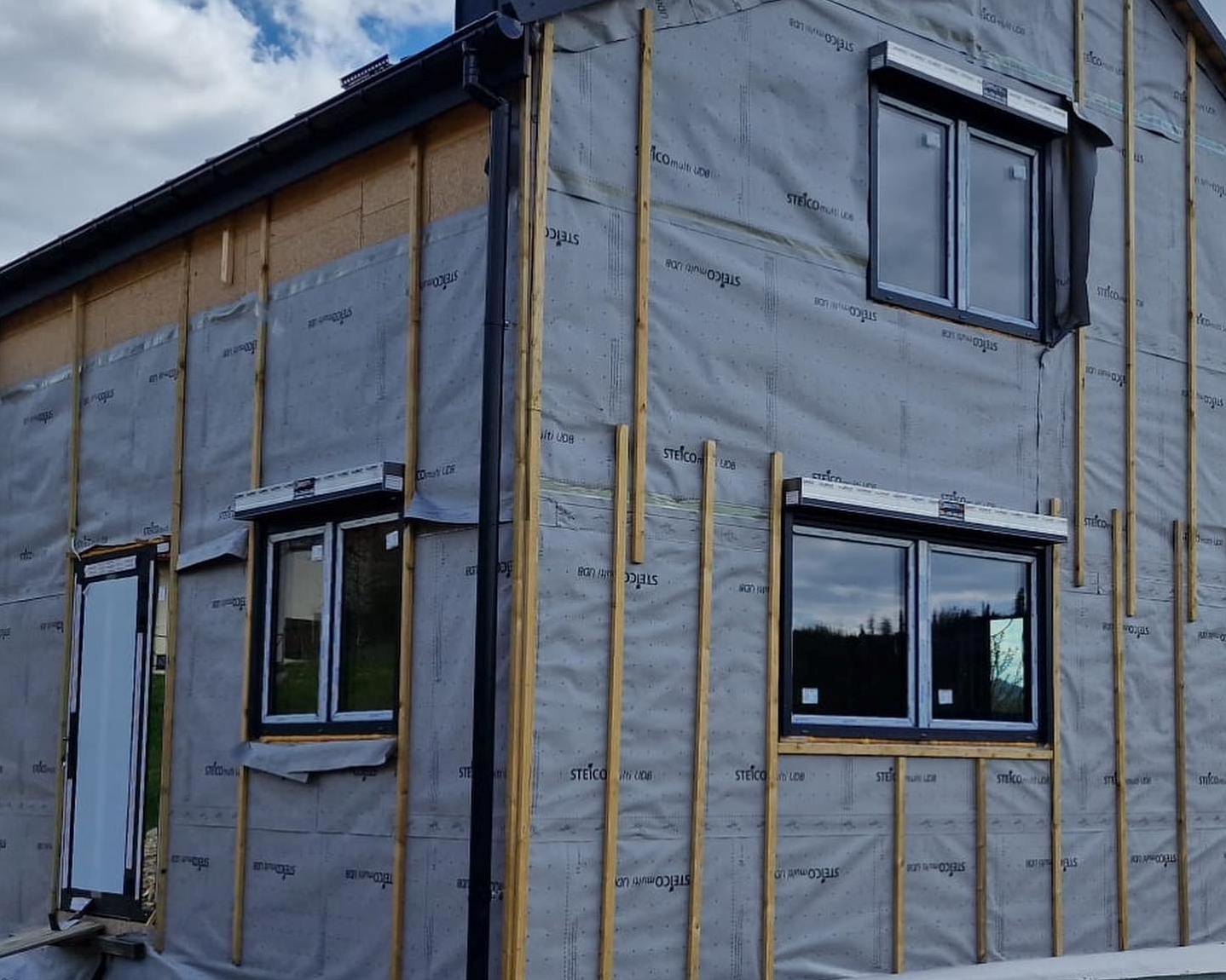 Żaluzje na okno w eleganckim salonie