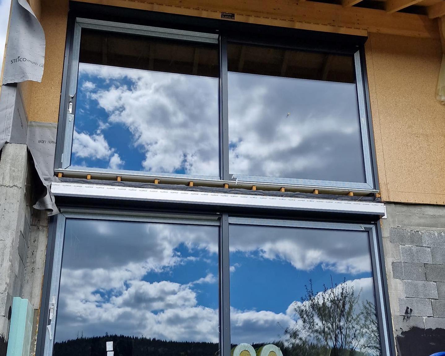 Żaluzje okienne z aluminium w nowoczesnym wnętrzu