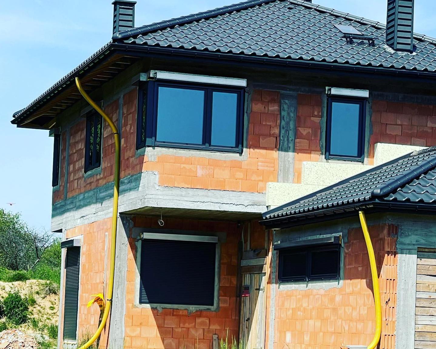 Montaż rolet zewnętrznych na elewacji budynku mieszkalnego